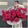 25 пышных роз Пинк Флойд с эвкалиптом в корзине