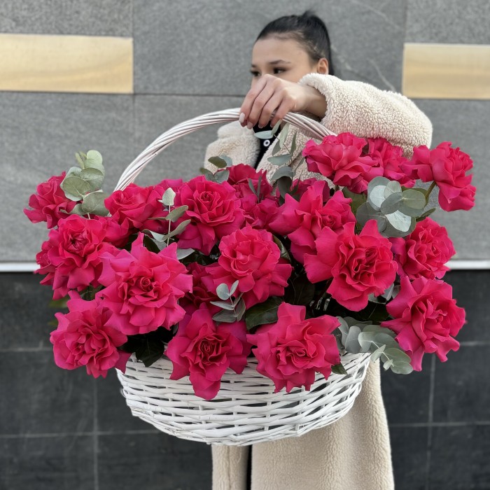 25 пышных роз Пинк Флойд с эвкалиптом в корзине