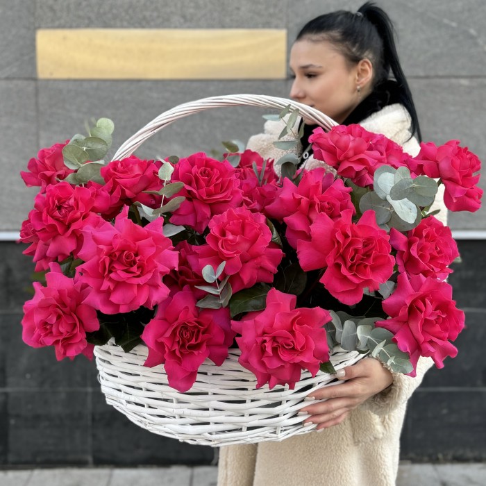 25 пышных роз Пинк Флойд с эвкалиптом в корзине