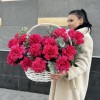 25 пышных роз Пинк Флойд с эвкалиптом в корзине