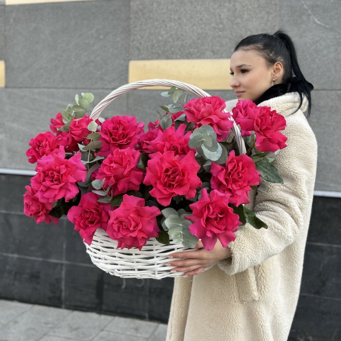 25 пышных роз Пинк Флойд с эвкалиптом в корзине