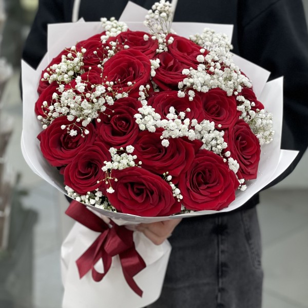 Букет из красных роз 60 см с гипсофилой