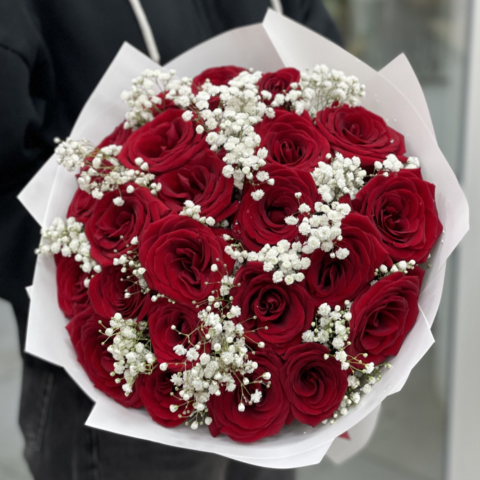 Букет из красных роз 60 см с гипсофилой