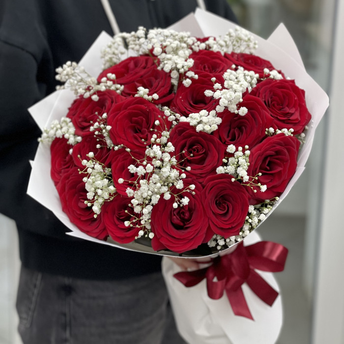 Букет из красных роз 60 см с гипсофилой