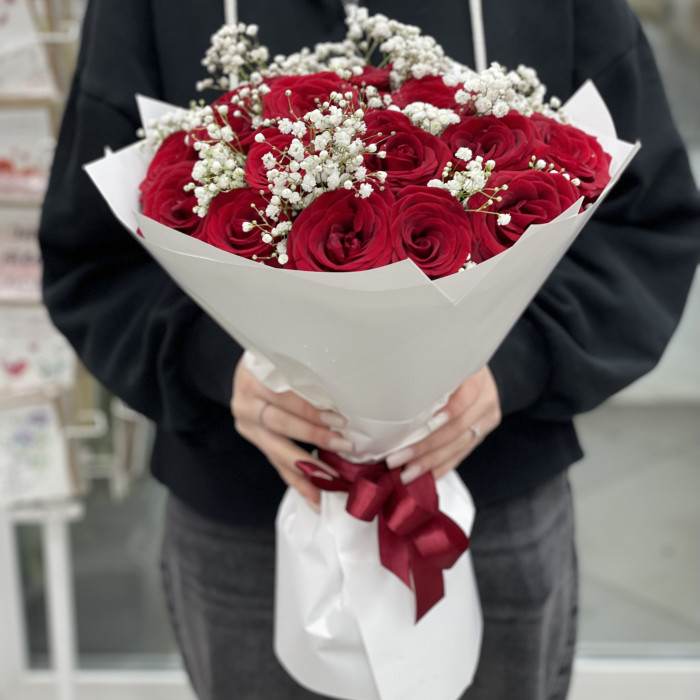 Букет из красных роз 60 см с гипсофилой