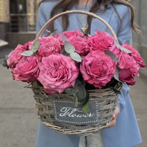 25 роз Кантри Блюз с эвкалиптом в корзине