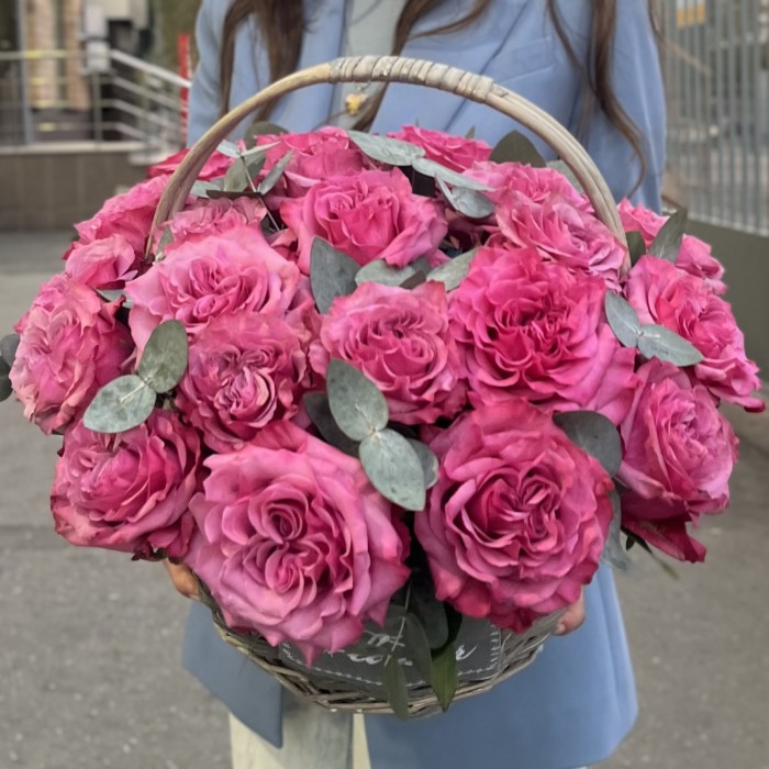 25 роз Кантри Блюз с эвкалиптом в корзине