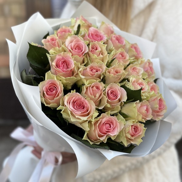 25 нежно-розовых роз Топ-Гир 50 см