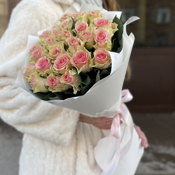 25 нежно-розовых роз Топ-Гир 50 см