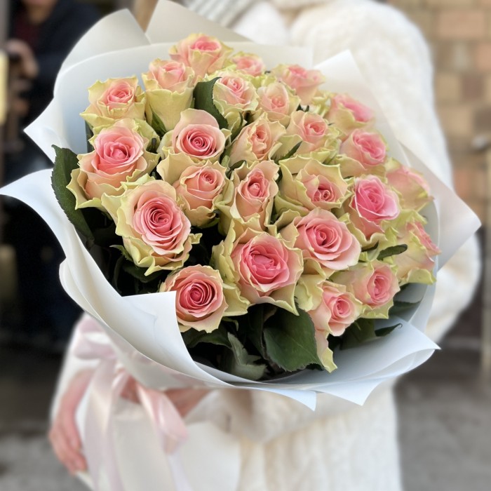 25 нежно-розовых роз Топ-Гир 50 см