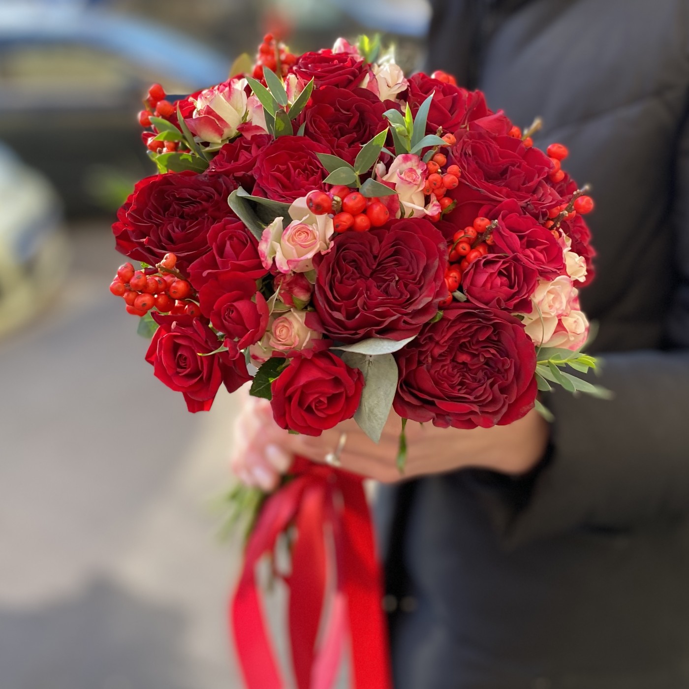 Букет невесты с красными  цветами заказать с доставкой