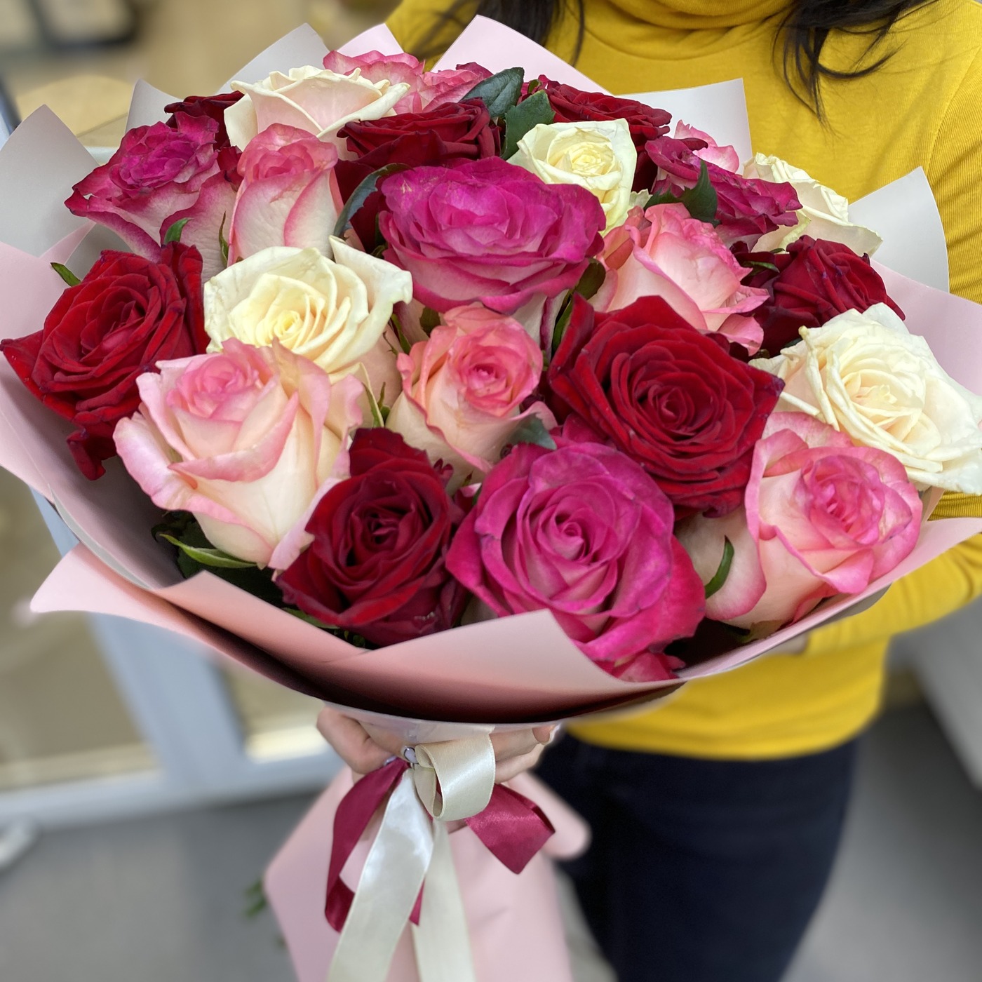 Разноцветные розы на День Святого Валентина