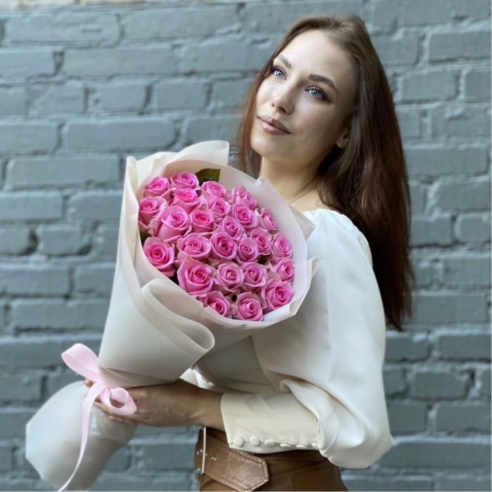 25 розовых роз 60 см