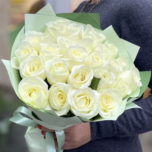 25 белых крупных роз