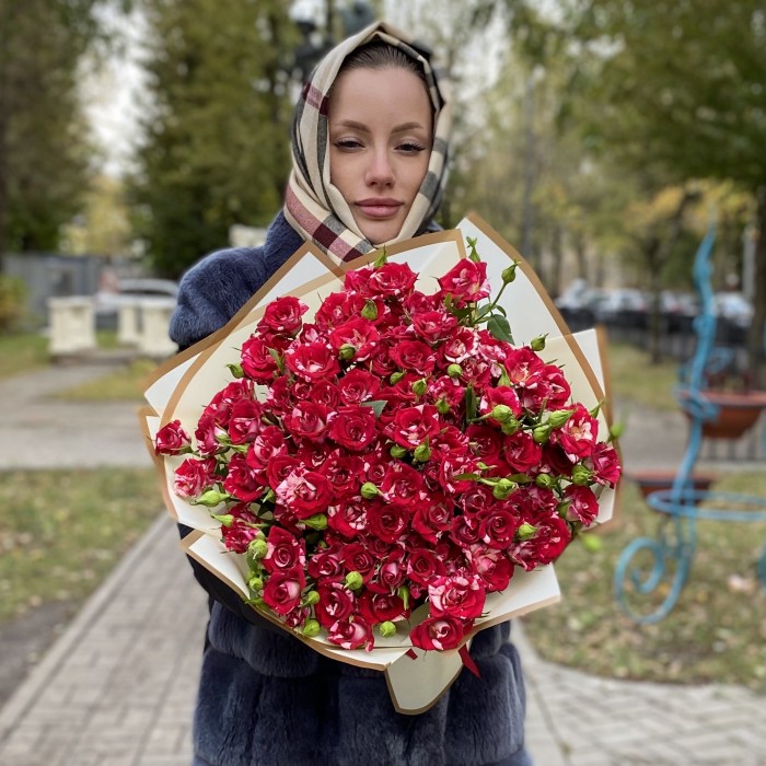 25 Бело-малиновых кустовых роз Твинки блоссом 40см