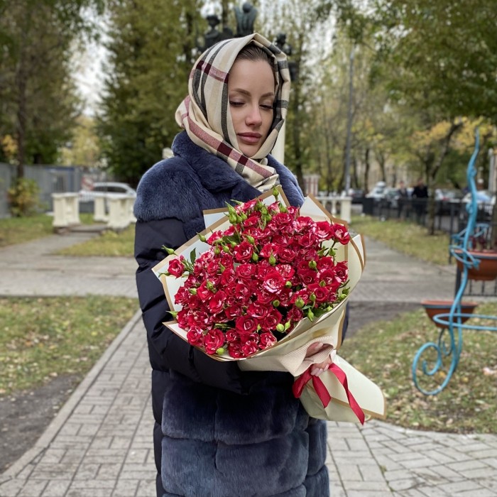 25 Бело-малиновых кустовых роз Твинки блоссом 40см
