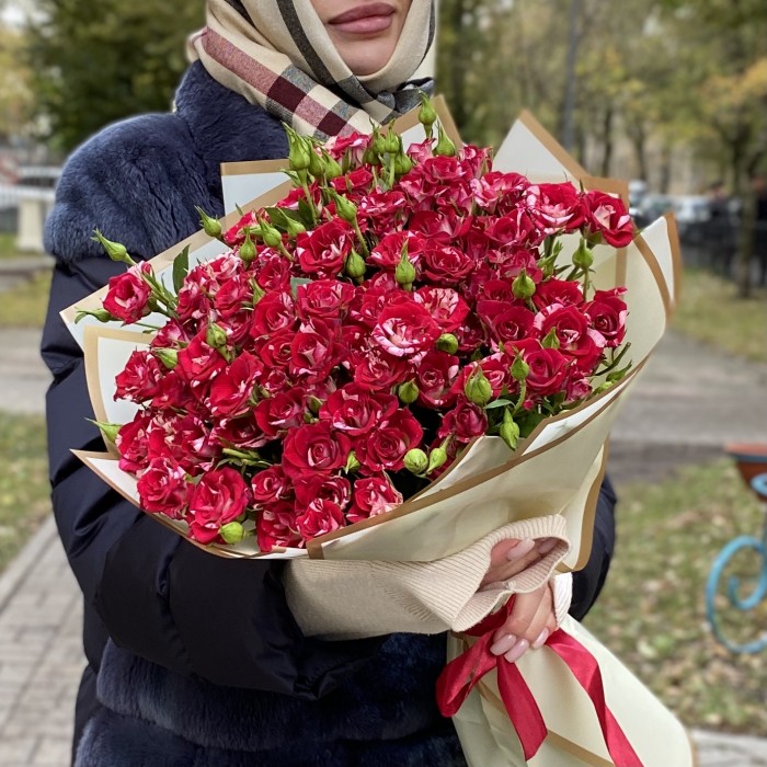 25 Бело-малиновых кустовых роз Твинки блоссом 40см