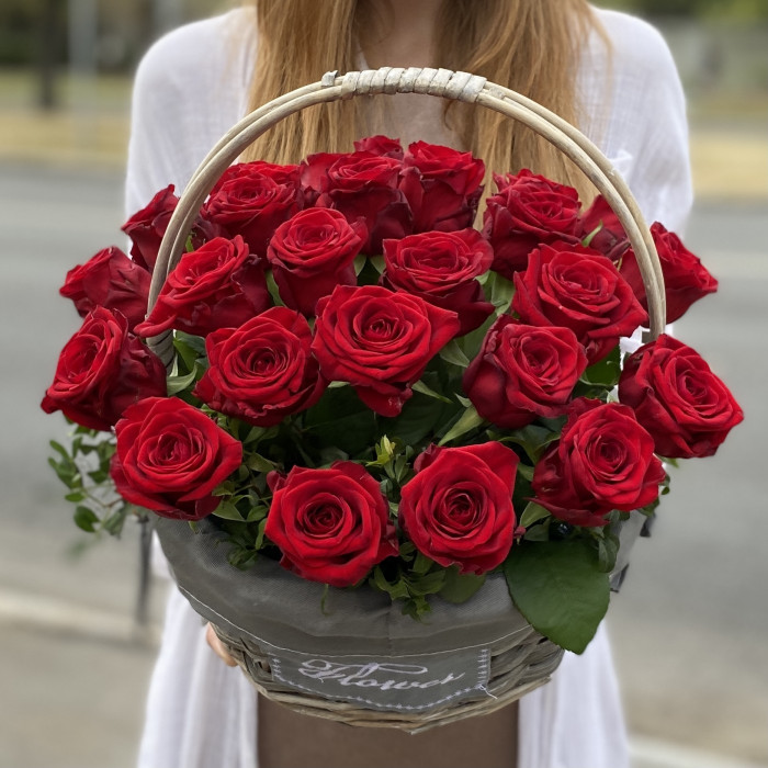 25 ароматных красных роз в корзине