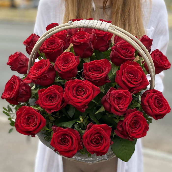 25 ароматных красных роз в корзине