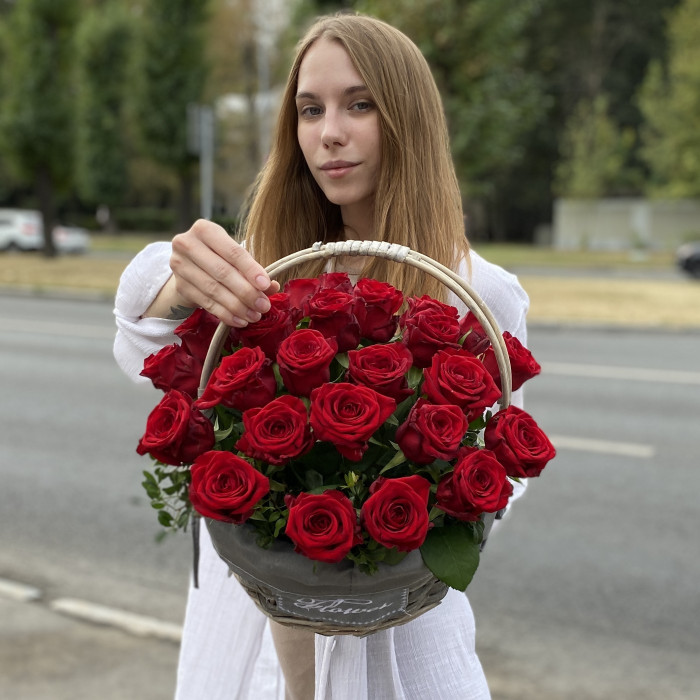 25 ароматных красных роз в корзине