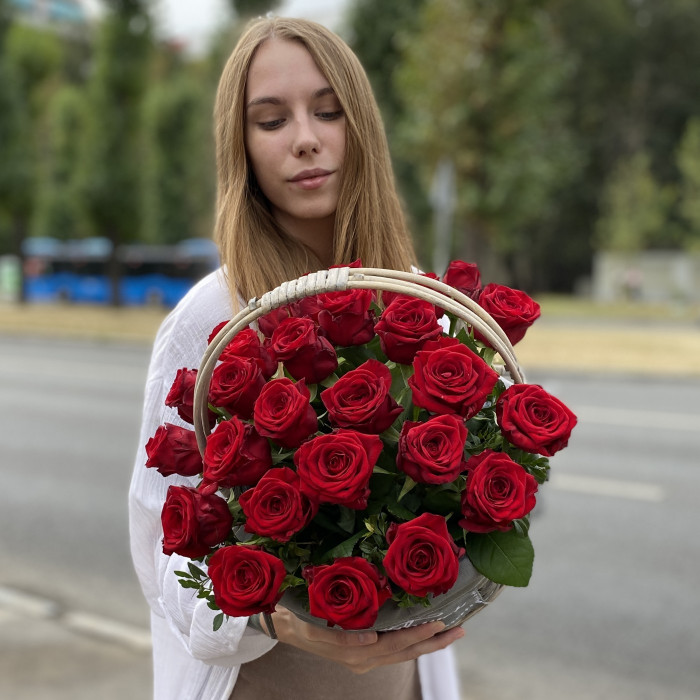 25 ароматных красных роз в корзине