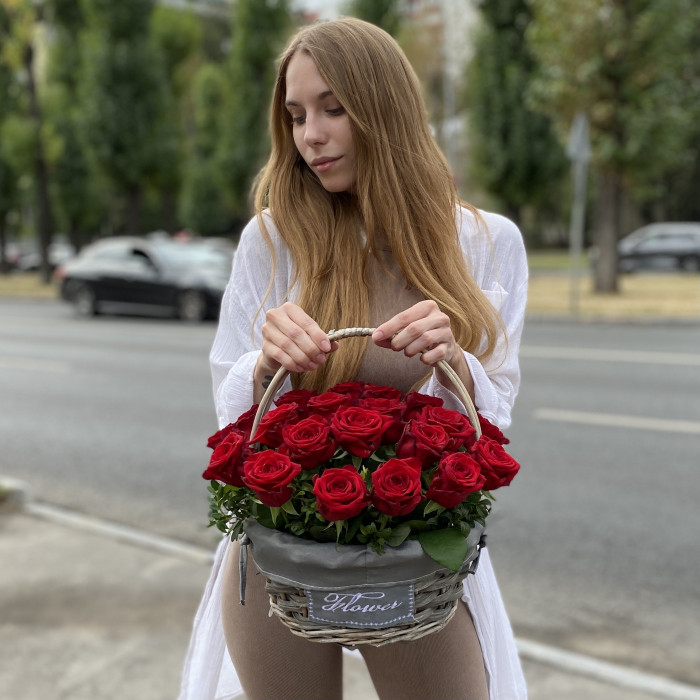 25 ароматных красных роз в корзине