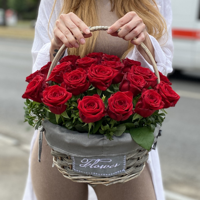 25 ароматных красных роз в корзине