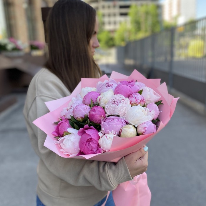 25 ароматных пионов в упаковке
