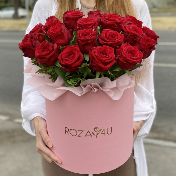 25 ароматных роз в коробке