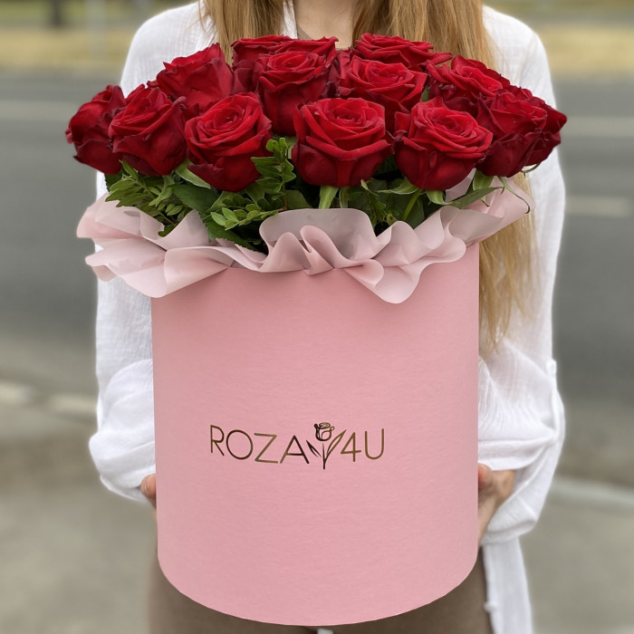 25 ароматных роз в коробке