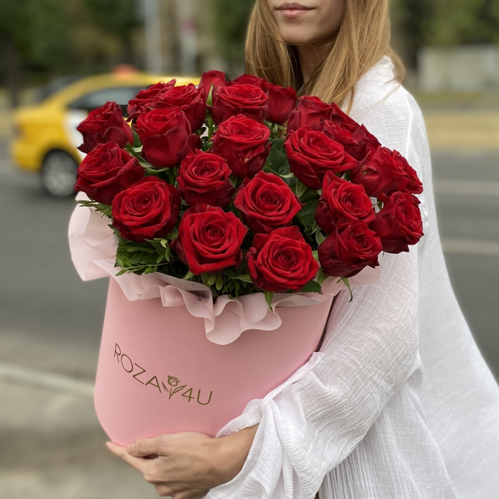 25 ароматных роз в коробке