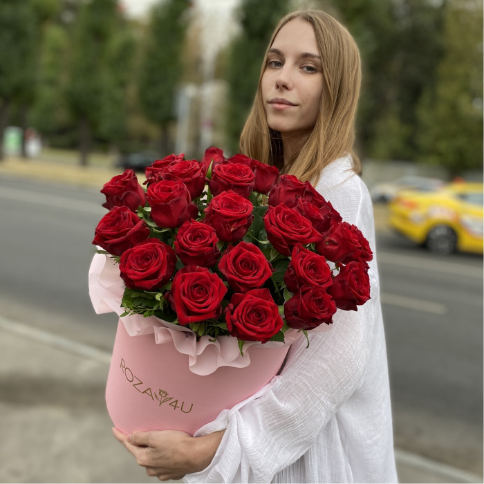 25 ароматных роз в коробке