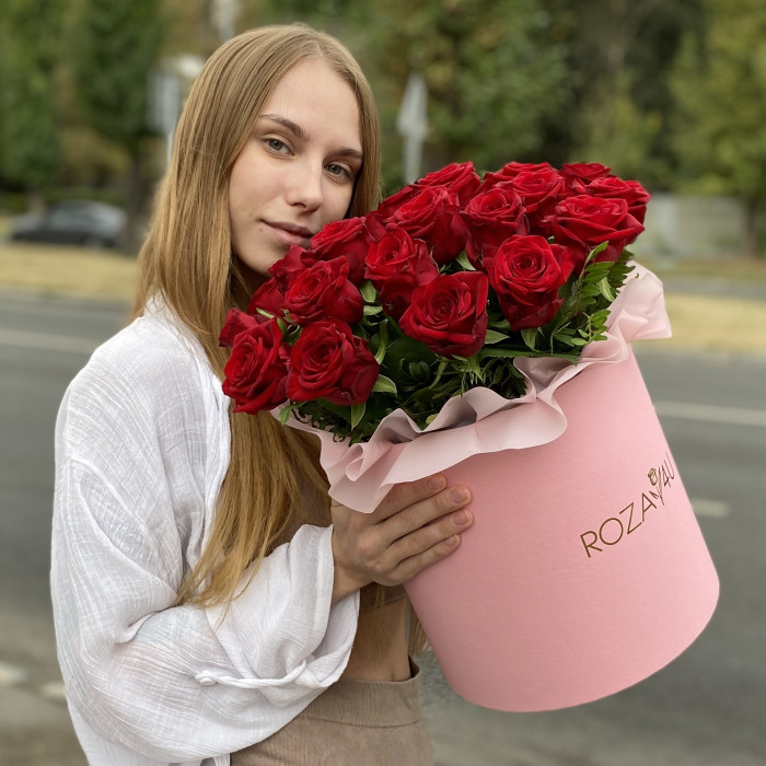 25 ароматных роз в коробке