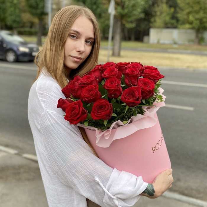 25 ароматных роз в коробке