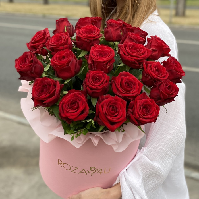 25 ароматных роз в коробке
