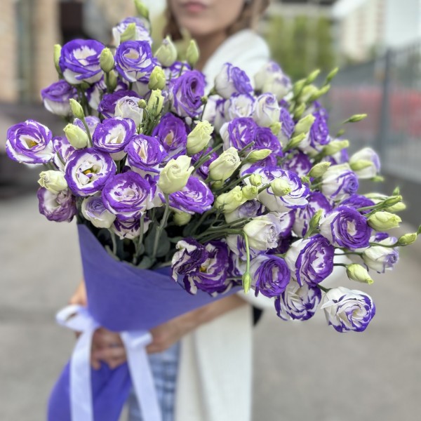 25 бело-фиолетовых эустом