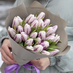 25 бело-фиолетовых тюльпанов Флеминг Флег