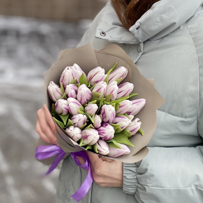 25 бело-фиолетовых тюльпанов Флеминг Флег