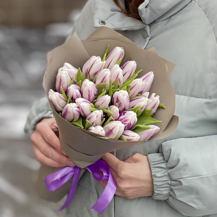 25 бело-фиолетовых тюльпанов Флеминг Флег