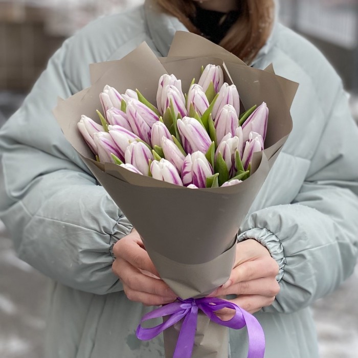 25 бело-фиолетовых тюльпанов Флеминг Флег