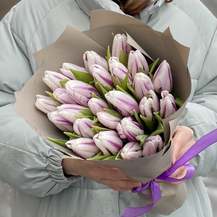 25 бело-фиолетовых тюльпанов Флеминг Флег