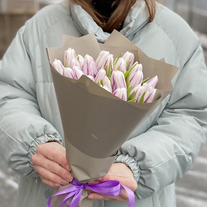 25 бело-фиолетовых тюльпанов Флеминг Флег