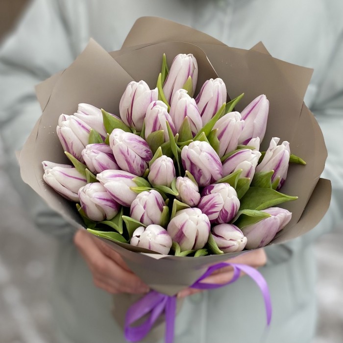 25 бело-фиолетовых тюльпанов Флеминг Флег