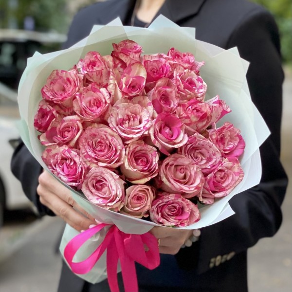 25 бело-розовых роз Баракуда