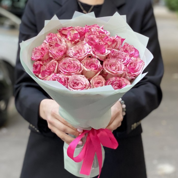 25 бело-розовых роз Баракуда