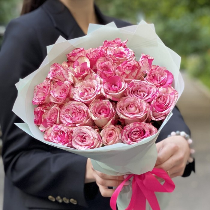 25 бело-розовых роз Баракуда