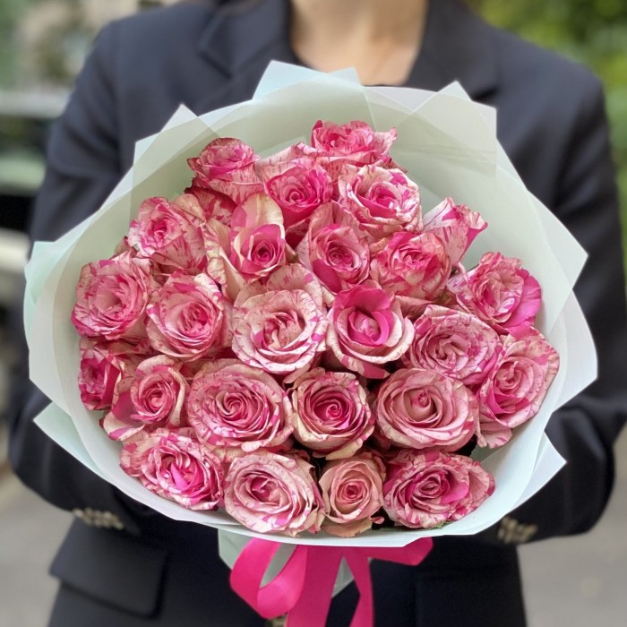 25 бело-розовых роз Баракуда