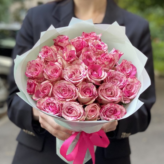 25 бело-розовых роз Баракуда