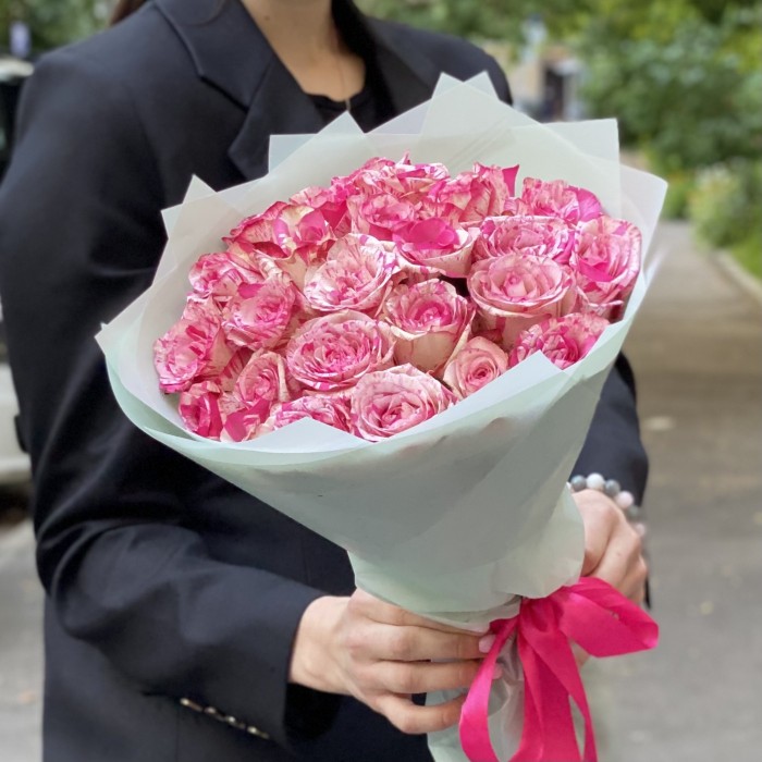 25 бело-розовых роз Баракуда