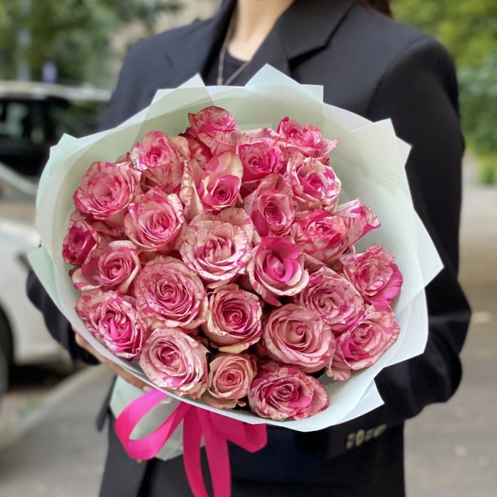 25 бело-розовых роз Баракуда